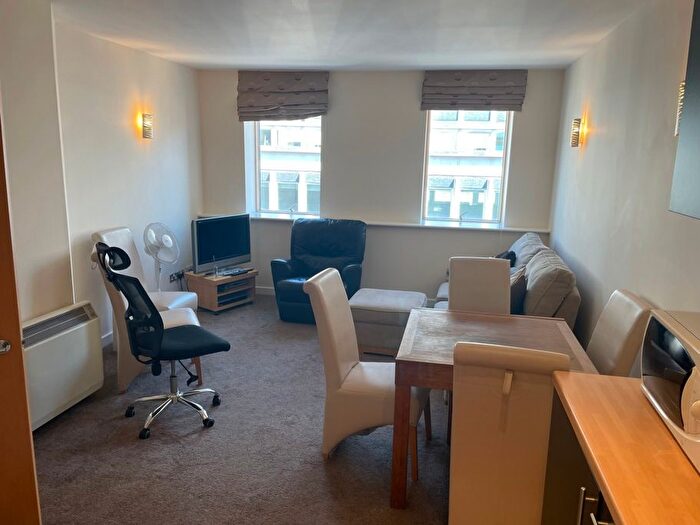 2 Bedroom Flat To Rent In South Parade, Leeds, LS1