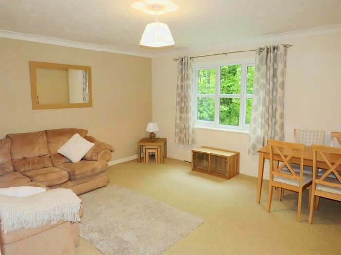 2 Bedroom Flat To Rent In Briarswood, Shirley, Southampton SO16
