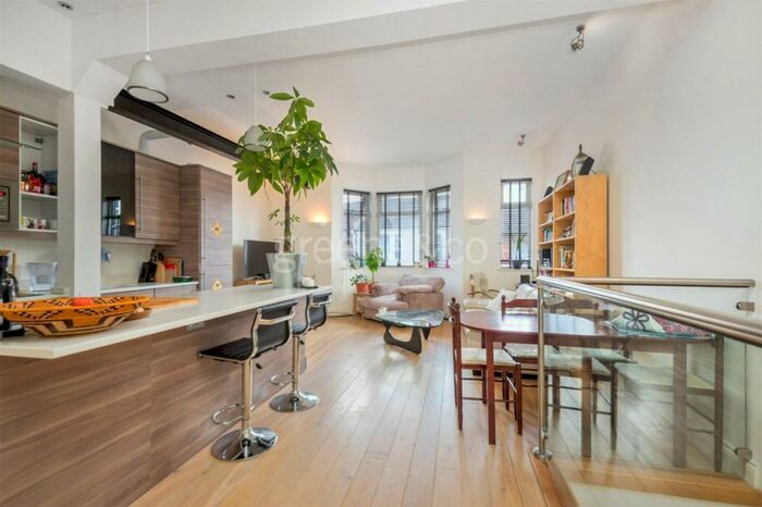 2 Bedroom Flat To Rent In Villiers Road London, NW2