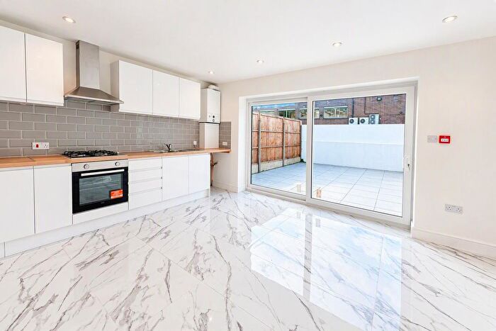 4 Bedroom Flat To Rent In Gambole Road, London, SW17