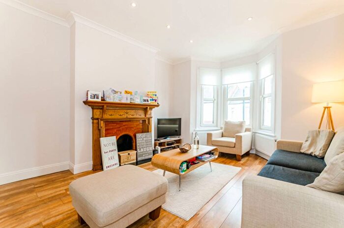 3 Bedroom Flat To Rent In Huddlestone Road, Willesden, London, NW2