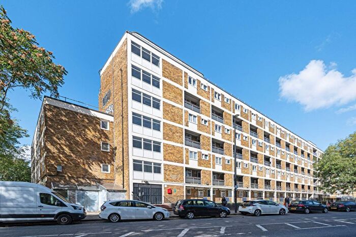 3 Bedroom Maisonette To Rent In Cambridge Heath Road, Bethnal Green, London, E1