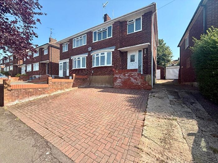 3 Bedroom Semi-Detached House For Sale In Grampian Way, Luton, LU3