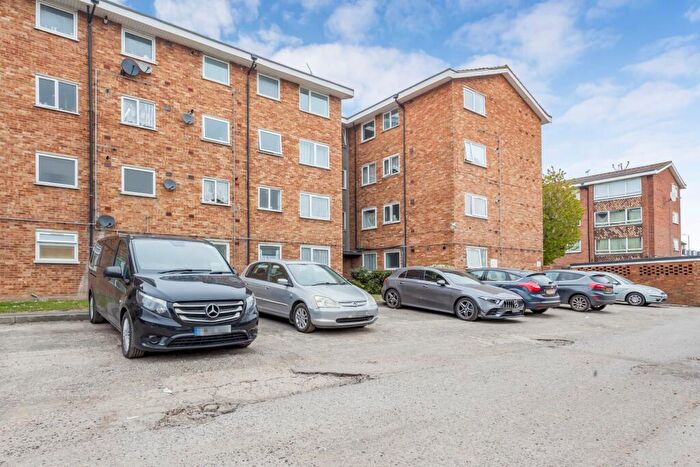 2 Bedroom Flat To Rent In Eastern Ave, IG2