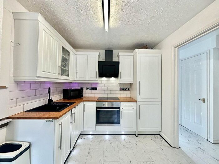 1 Bedroom Flat To Rent In Marina Approach, Hayes, UB4