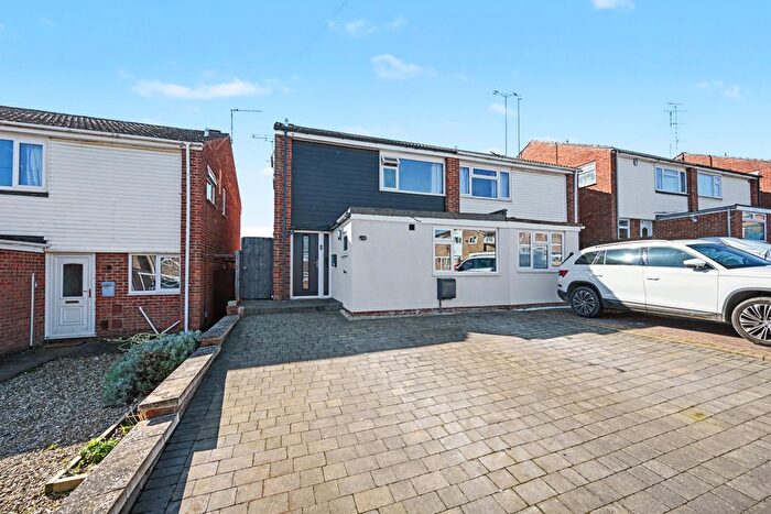 4 Bedroom Semi Detached House For Sale In Barrington Road, Bilton, Rugby, CV22