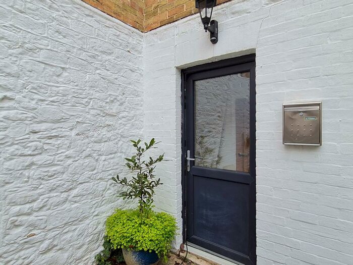 1 Bedroom Flat To Rent In Ampthill Road, Appley, PO33