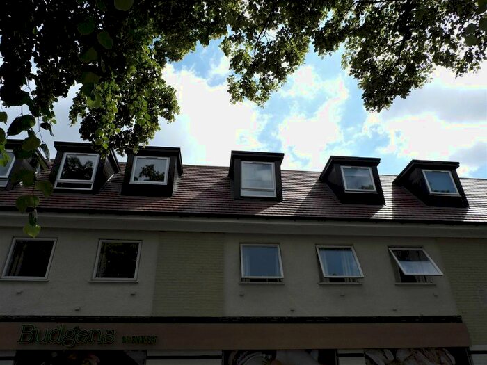 1 Bedroom Flat To Rent In Vanners Parade, High Road, Byfleet, West Byfleet, KT14