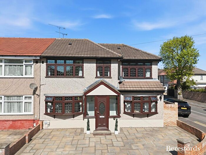 4 Bedroom End Of Terrace House For Sale In Morecambe Close, Hornchurch, RM12