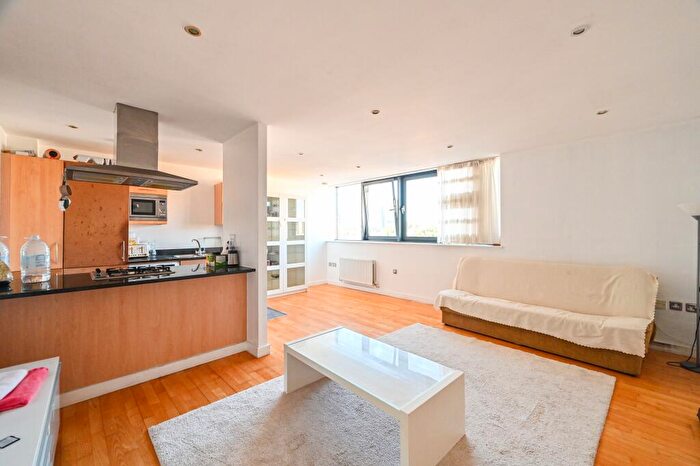 2 Bedroom Flat For Sale In The Fusion Building, East India Dock Road, London, E14