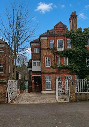 2 Bedroom Flat To Rent In Palace Road, London, SW2