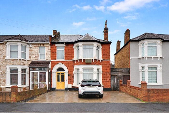 3 Bedroom End Terrace House For Sale In Minard Road, London, SE6