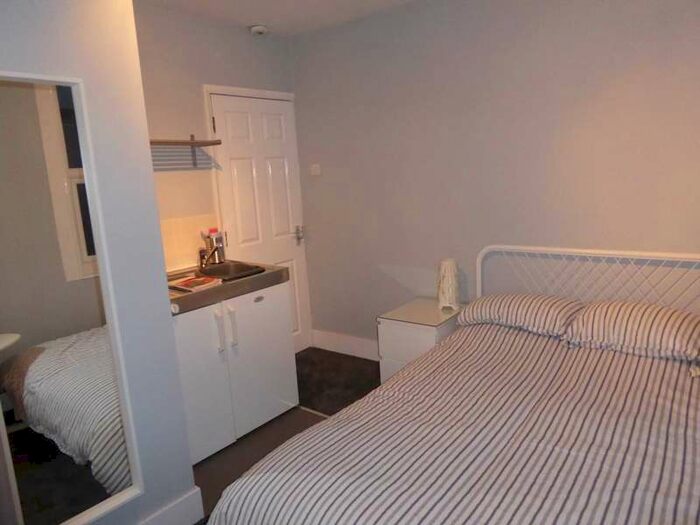 Flat To Rent In Essex Street, Reading, RG2