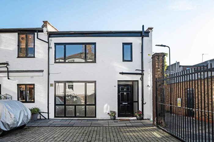 1 Bedroom Semi Detached House For Sale In Well Street, Hackney, London, E9