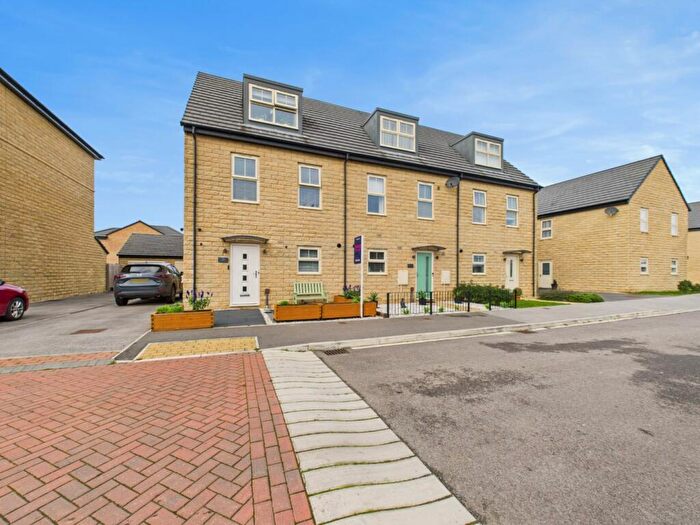 4 Bedroom Semi Detached House For Sale In Amy Johnson Way, Kingswood, Hull, East Riding Of Yorkshire, HU7