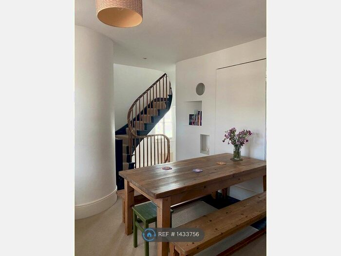 3 Bedroom Flat To Rent In Godolphin Road, London, W12