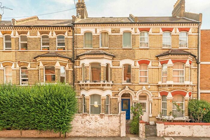 4 Bedroom Flat For Sale In Ilminster Gardens, Clapham Junction, SW11