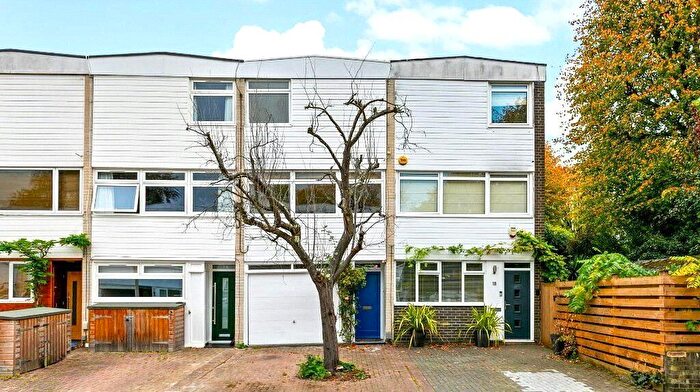 3 Bedroom Detached House For Sale In Paxton Close, Kew, Surrey, TW9