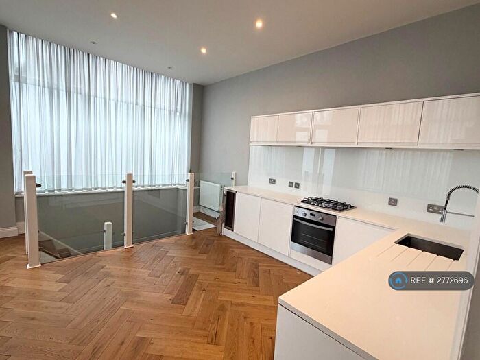 3 Bedroom Flat To Rent In Boutflower Road, Wandsworth, London, SW11
