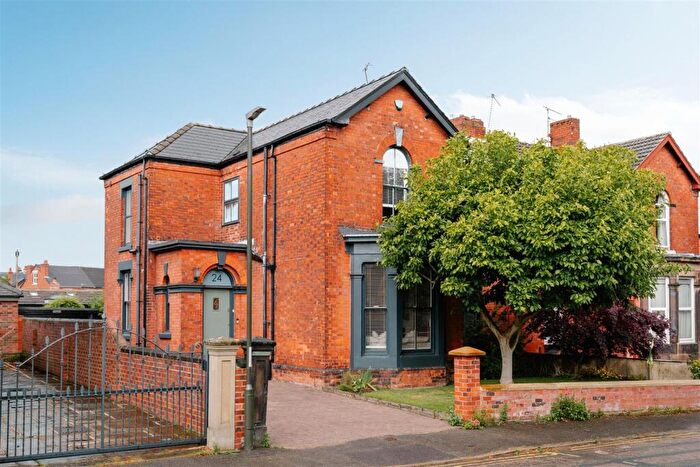5 Bedroom Semi Detached House For Sale In Gladstone Road, Chesterfield, S40