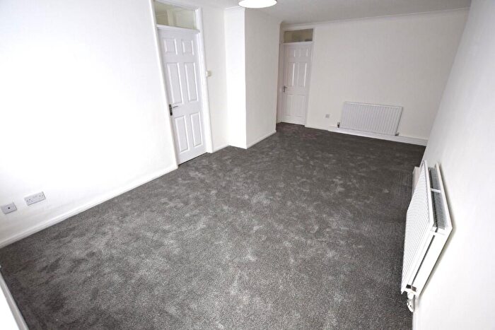 3 Bedroom Flat To Rent In Claremont Gardens, Ilford, London, IG3
