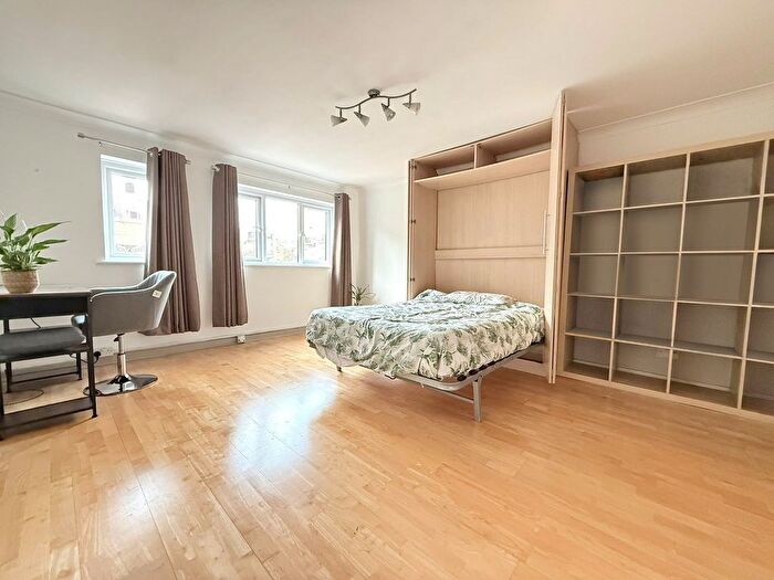 1 Bedroom Studio For Sale In Glovers Lodge, Richmond, TW10
