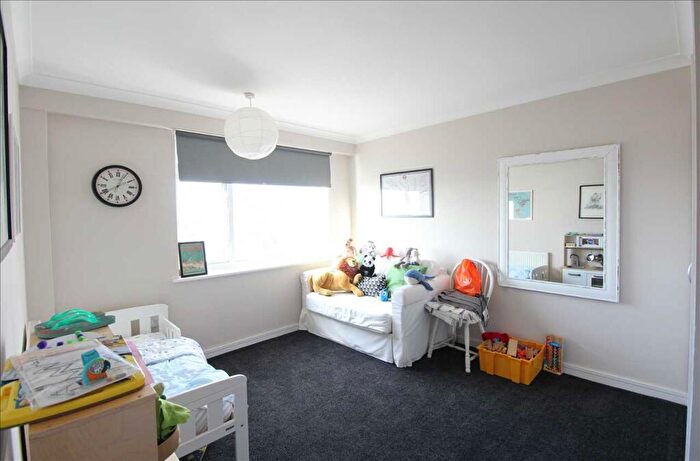 2 Bedroom Apartment To Rent In Leigh On Sea, SS9
