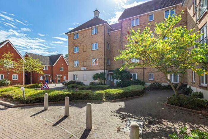 2 Bedroom Flat To Rent In Royal Crescent Newbury Park, IG2