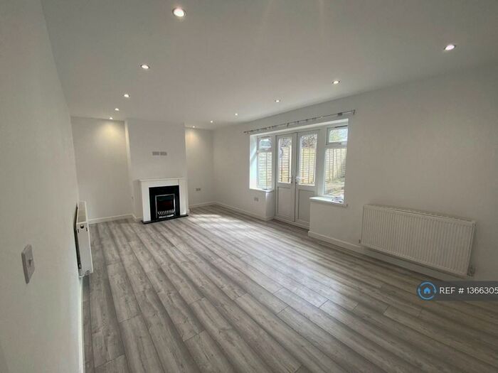 3 Bedroom Terraced House To Rent In The Cornfield, Coventry, CV3