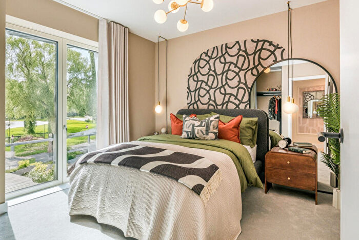 2 Bedroom Apartment For Sale In Unit North Gate Park, Harringay, N15