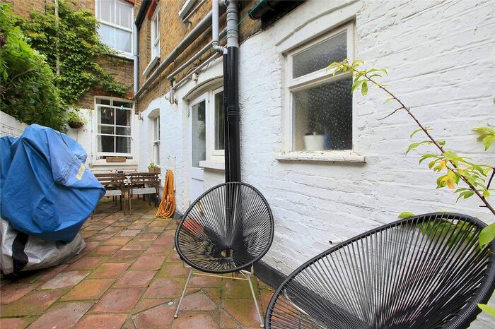 2 Bedroom Flat To Rent In Tennyson Street, Clapham, London, SW8