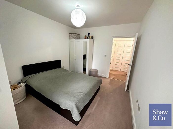 1 Bedroom Flat For Sale In Mayfair Court, Hunting Place, Heston, TW5