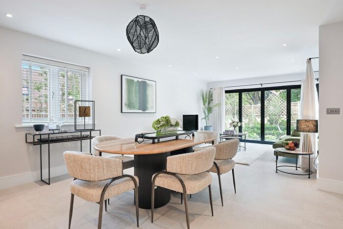 5 Bedroom Detached House For Sale In Huntersfield, Banstead, SM7