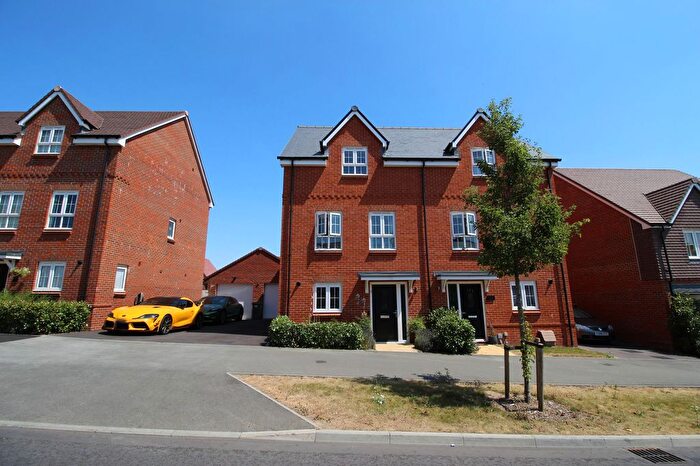 3 Bedroom Semi-detached House For Sale In Kingsman Drive, Botley, SO32