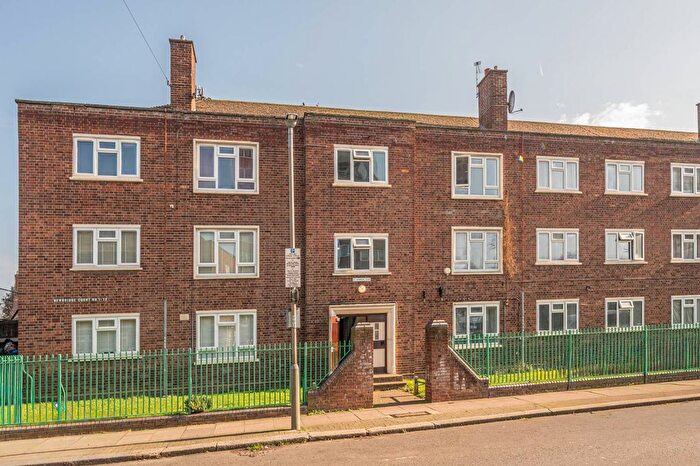 4 Bedroom Flat To Rent In Hazelhurst Road, Earlsfield, London, SW17