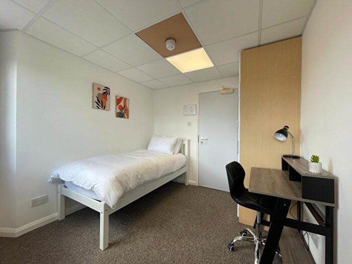 Studio To Rent In Wilbury Villas -, S72