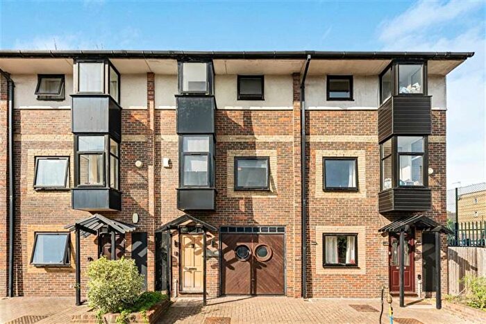 4 Bedroom Flat For Sale In Iron Monger Place, Isle Of Dogs, Canary Wharf, London, E14