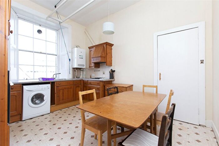3 Bedroom Flat To Rent In South Clerk Street, Edinburgh, EH8