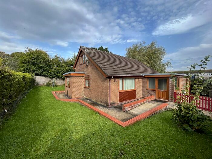 3 Bedroom Detached Bungalow For Sale In Winster Mews, Glossop, SK13