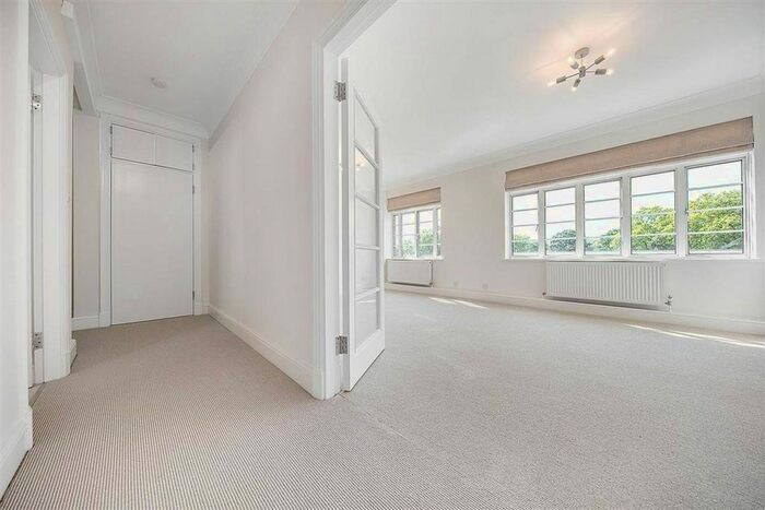 3 Bedroom Flat To Rent In Buckingham Palace Road, Victoria, London, SW1W