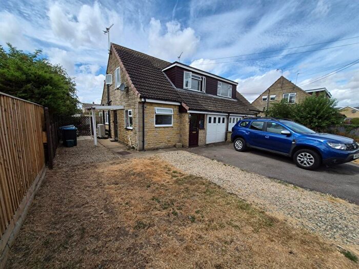 3 Bedroom Semi-Detached House For Sale In Swinbrook Road, Carterton, OX18