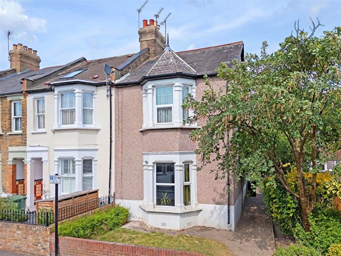 1 Bedroom Apartment For Sale In Connaught Road, North Chingford, E4