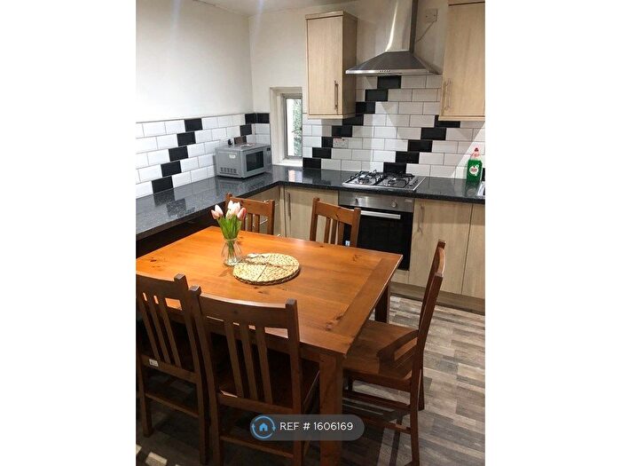 2 Bedroom Flat To Rent In Calder Street, Glasgow, G42