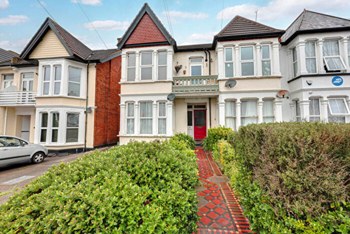 2 Bedroom Apartment For Sale In Cobham Road, Westcliff-on-sea, SS0