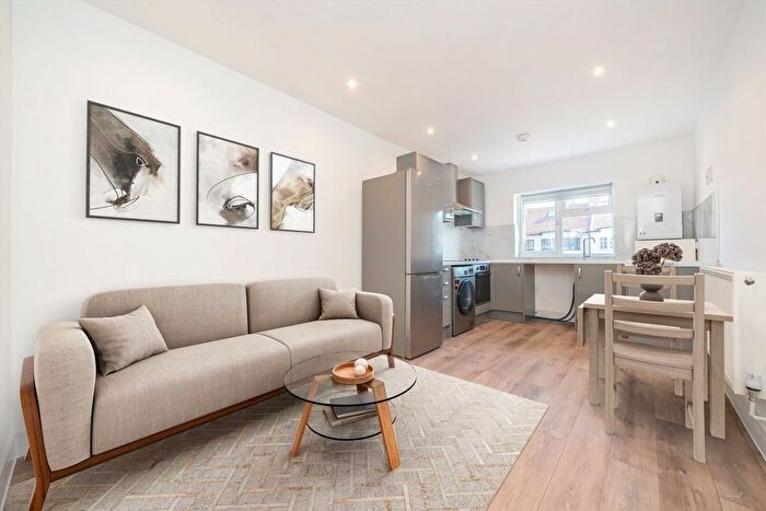 1 Bedroom Flat To Rent In Costons Lane, Greenford, UB6