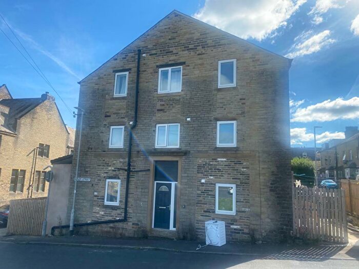 2 Bedroom Apartment To Rent In Batley Street, Halifax, HX3