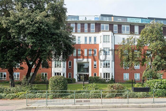 2 Bedroom Flat To Rent In High Road, London, E18