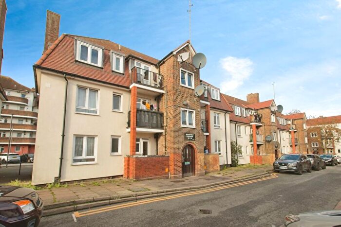 3 Bedroom Flat For Sale In Barnfield Gardens, Plumstead Common Road, London, SE18
