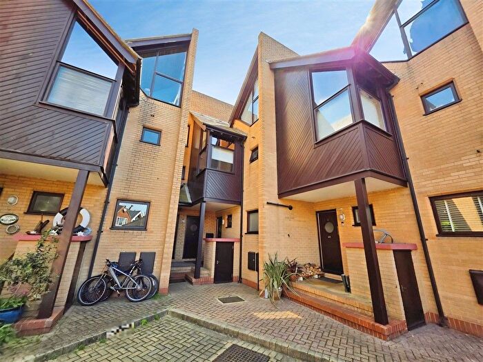 5 Bedroom Town House For Sale In Bath Lane, Fareham, PO16