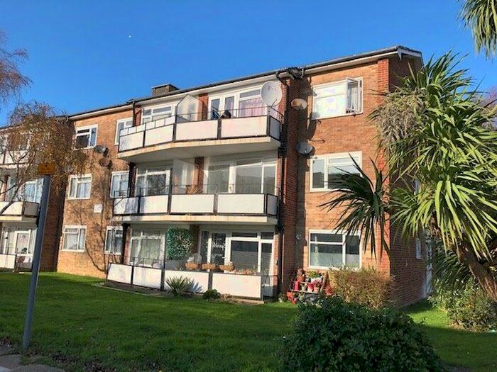 2 Bedroom Flat To Rent In The Causeway, Goring-By-Sea, Worthing, BN12